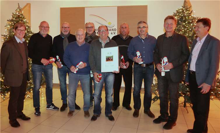 Als Oberligameister Herren 55 beendete der TV Kleeblatt im TuS Mayen die Tennissaison. Die Mannschaft bestand aus Nagib Zeidan, Christof Einig, Günther Rausch, Ralph Münzel, Elmar Woldt, Torsten Schiller, Wolfgang Luithlen, Heinrich Beyer und Werner Mohrs.privat