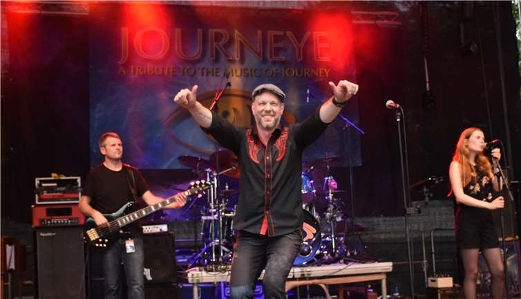 Als Opener spielte die Journey tribute Band Klassiker der großen US-Band. Fotos: HEP
