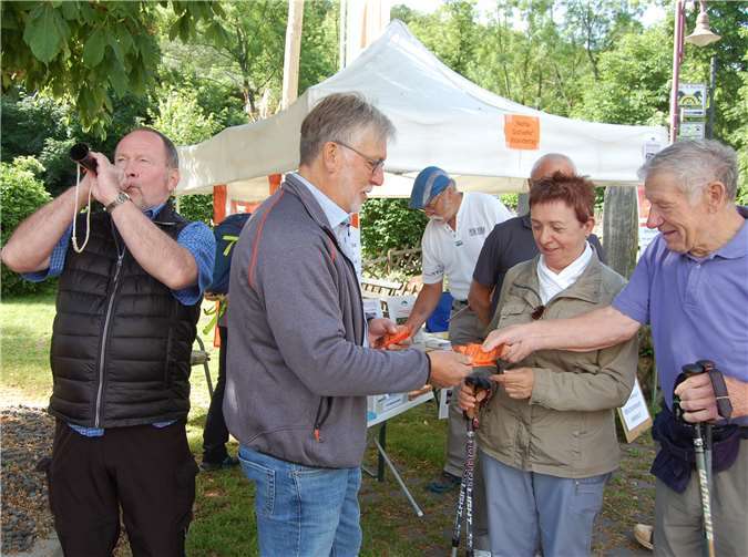 Als Ortsbürgermeister Peter Schmitt (links) mit einem kleinen Jagdhorn die Veranstaltung eröffnet hatte, wurden gleich die ersten Wanderkarten ausgegeben.Fotos: SK