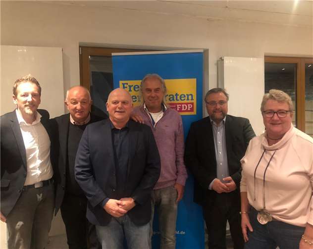 Als Ortsvorsitzender wurde Karl-Heinz Fellenzer aus Oberhaid im Amt bestätigt. Zu seinen zwei Stellvertretern wurde Dietmar Kessler und der Fraktionsvorsitzende der Westerwälder Liberalen im Kreistag Rudolf Schwaderlapp, beide Ransbach-Baumbach, gewählt. Den Vorstand komplettierte die neugewählte Schriftführerin Uta Tiemann, ebenfalls aus Ransbach-Baumbach.Foto: privat