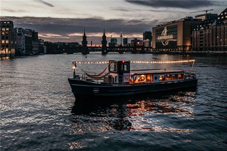 „Es ging eine Fähre auf Reisen“ von Bad Breisig nach Berlin Als Partyboot Liesel verkehrt die alte Brisiacum nunmehr auf der Spree in Berlin. Hier bei einer Abendfahrt vor der Großstadtkulisse. Foto: Berlin Liquide, Johannes Gottwik