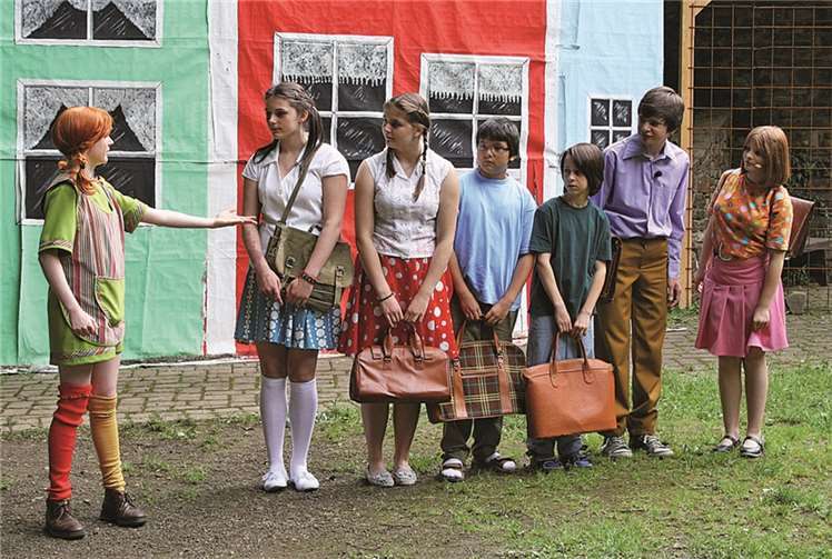 Als Pippi schließlich doch zur Schule geht, bringt sie dort alles durcheinander.SCHÜ