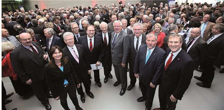 Als Präsident der Kölner Nachbarkammer eingeladen, als Präsident des deutschen Handwerks gekommen: Hans Peter Wollseifer (vorne 3.v.l.) zeichnete gemeinsam mit seinem Koblenzer Kollegen Werner Wittlich (2.v.l.) ein klares Bild der Herausforderungen und Chancen im neuen Jahr.P!ELmedia