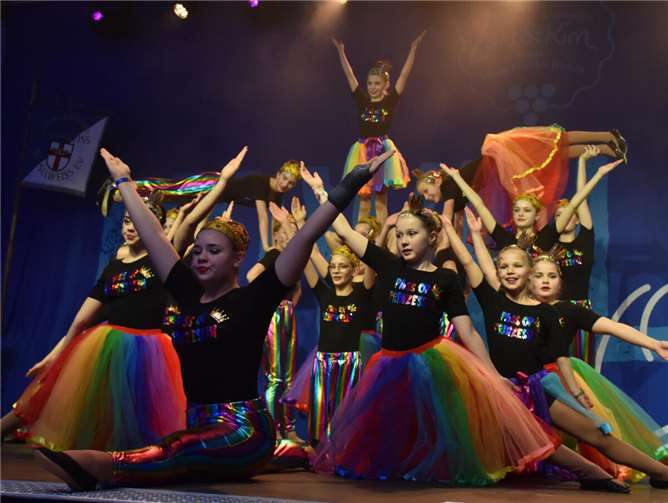 Als Prinzen und Prinzessinnen tanzten im bunten Outfit die Dancing Devils.