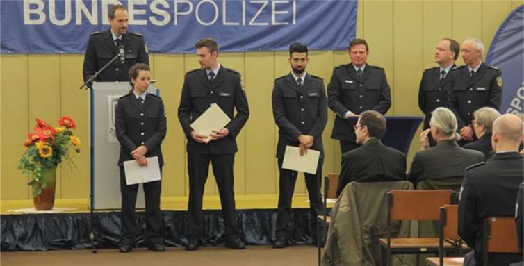 Als Prüfungsbeste wurden Samil Gürpinar, Tobias Steller und Deborah Karl (mit Urkunden, von rechts) besonders ausgezeichnet. Bundespolizeiaus- und fortbildungszentrum