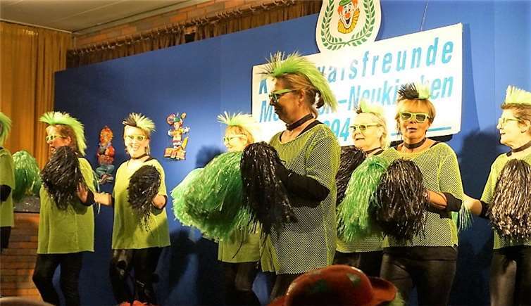 Als „Puschelluder“ sorgten die Tennisdamen für Stimmung.  EICH