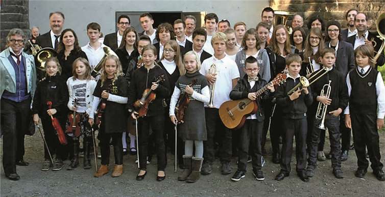 Als Rhyhthmusgruppen überstützten die polnischen Gitarristen den Bläck-Fööss-Song vom Dom in Kölle.  DL