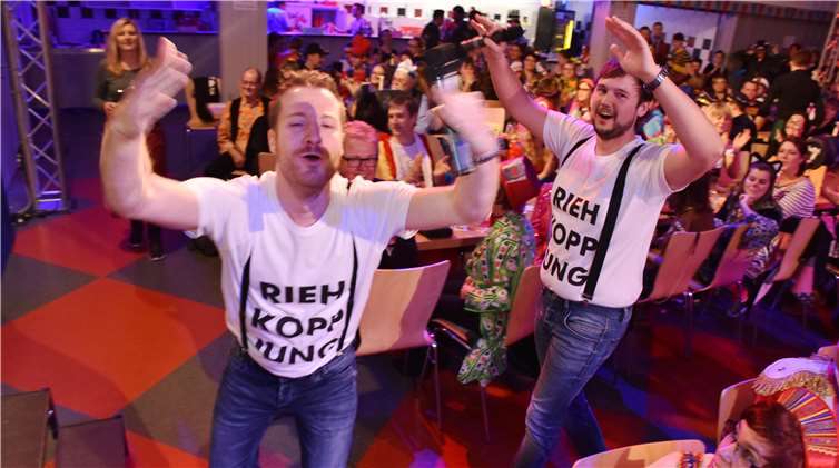 Als Riehkoppjungs gingen Sebastian Jacke (rechts) und Andy Birnbach in die Bütt.