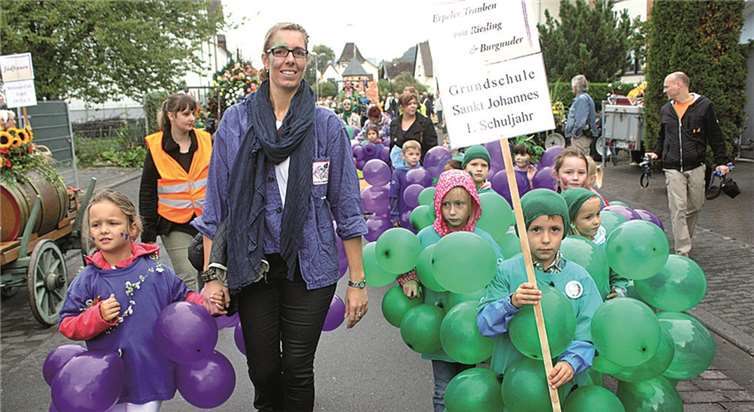 Als Riesling- und Burgundertrauben waren die Erstklässler mit dabei.  DL