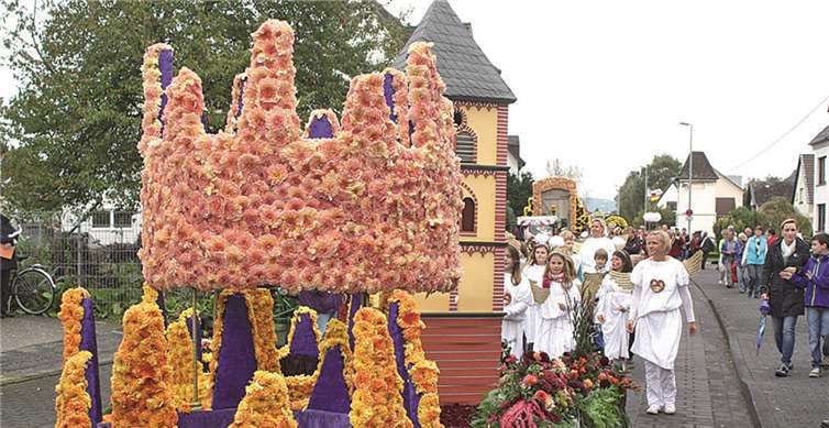Buntes Treiben auf Erpels Straßen Als Riesling- und Burgundertrauben waren die Erstklässler mit dabei. DL