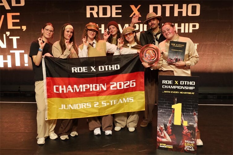 Als S-Team „Jukebox“ ertanzten sich (von links) Maggie, Angelina, Mina, Ricci, Liv, Gabriel und Miah den Deutschen Meistertitel der DTHO in Monheim am Rhein. 