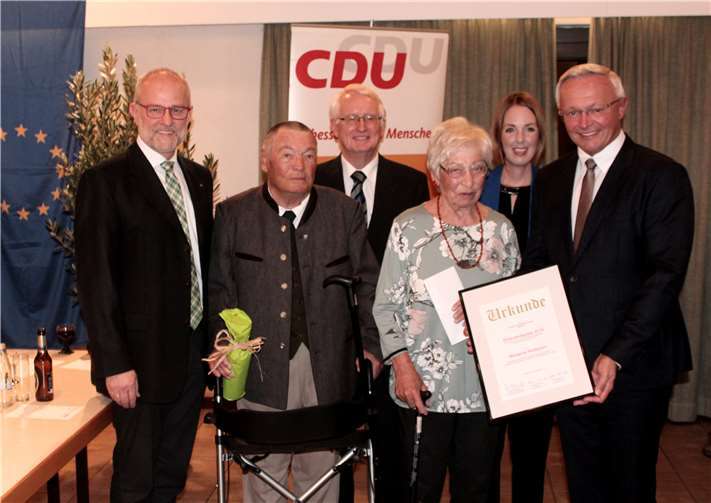 Als Schirmherr überreichte Landrat Achim Hallerbach zusammen mit den beiden Vorsitzenden des CDU-Gemeindeverbands, Heinz Schmitz und Alfons Mußhoff, Marianne Nußbaum, die Urkunde.Foto: DL