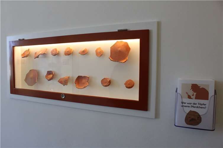 Als Schwerpunkt werden spektakuläre und bisher unbekannte Funde aus der römischen Terra-Sigillata-Manufaktur von Sinzig präsentiert.