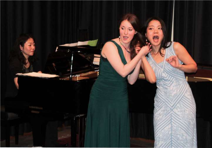 Als „Schwestern, zwei, die schönen“ beendeten Anna Sayn und Rina Hirayama den ersten Teil des Konzerts.