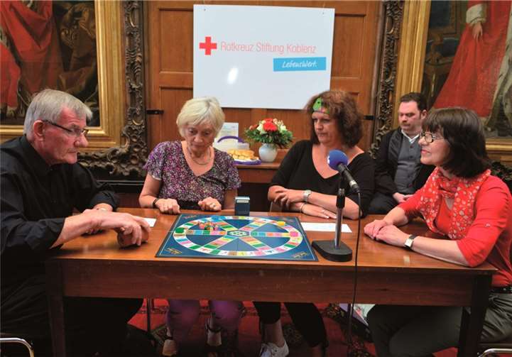 Als Seniorengruppe spielte die Bendorfer Theatergruppe „Die Findlinge“ Trivial Persuit mit Fragen und Antworten rund um die Rotkreuz Stiftung.