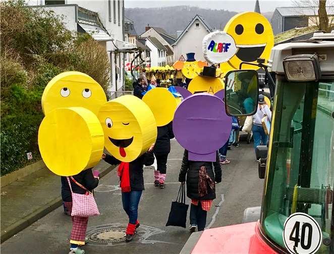 Als Smiley-Köpfe war der Bürgerverein im Zug unterwegs.