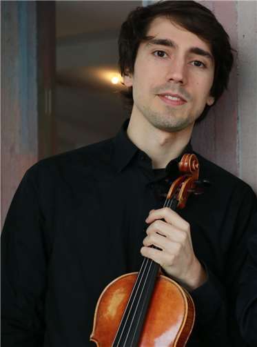Als Special Guest rundet der Violinist Daniel Abrunhosa die musikalische Vielfalt mit seinen Klängen ab.Magdalena Steinbeis