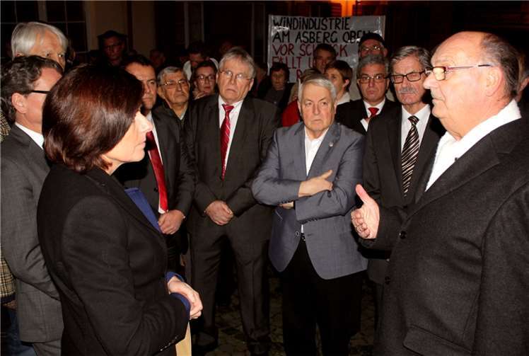 Als Sprecher aller Windkraft-Bürgerinitiative im nördlichen Kreis Neuwied trug Karlheinz Merten der Ministerpräsidentin die Resolution vor. Mit Innenminister Roger Lewentz und den Stiftungsvorsitzenden hörte Malu Dreyer geduldig den Windkraftgegnern zu. Foto:DL