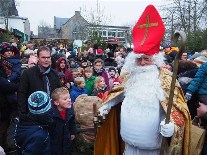 Besucher wurden in Ettringen auf das Fest der Feste eingestimmt Als St. Nikolaus kam, gab es eine tolle Bescherung auf dem Weihnachtsmarkt in Ettringen. Fotos: BS