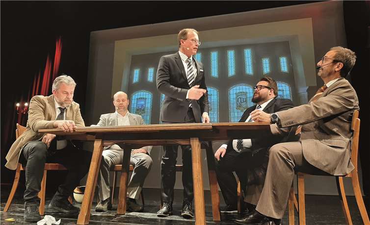 Als Staatsbeamter überzeugte Jörg Lempertz (Mitte) die Ratsherren „von Owe unn dennen von Unnen, die eigentlech watt ze son hann“. Fotos: FRE