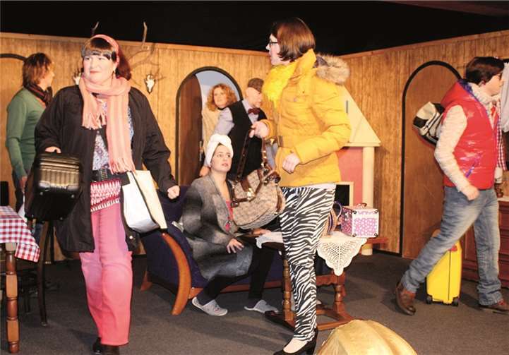 Als Susanne von Mühldorf-Hagemann mit ihrer Gruppe in die Skihütte einfällt, ist der Friede vorbei. DL