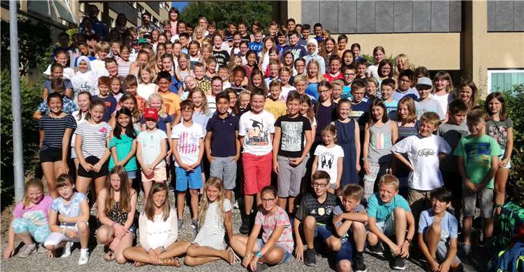 Als Teil einer großen Mannschaft wurden die neuen Schülerinnen und Schüler auf ihrer Willkommensfeier begrüßt.privat