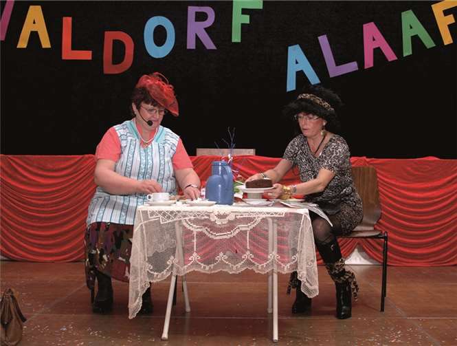 Als Tratschtanten Trudline und Mariechen beschäftigten sich Klaudia Felten und Anneliese Schmitt mit der modernen Kommunikationstechnik.