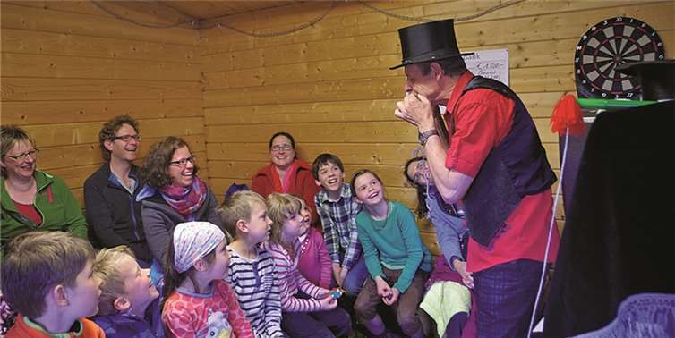 Als Überraschung besuchte ein echter Zauberer die Kinder. privat