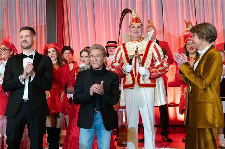 Als Überraschung für die prominenten Preisträger kamen Prinz Olli und Confluentia Ricarda mit Ihrem Gefolge auf die Bühne und ehrten diese mit Ihrem karnevalistischen Sessionsorden. 