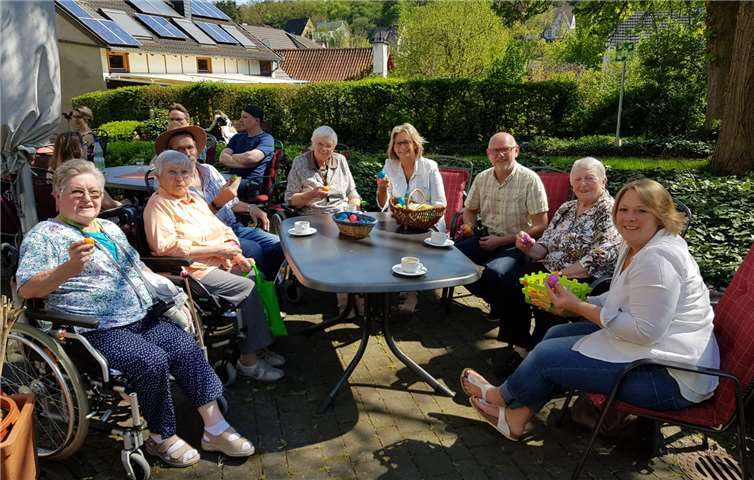 Als Überraschung gab es für die Bewohner ein buntes Osterei. Foto: Privat