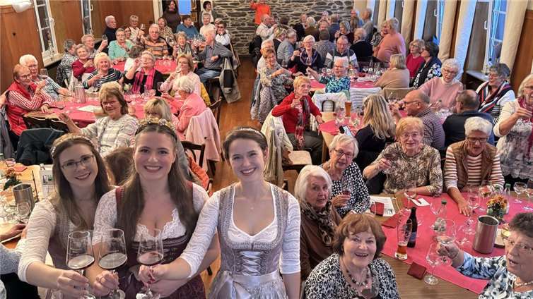 Als Überraschungsgäste waren die Weinregenten der Region Rheinbrohl/Hammerstein gekommen: Weinkönigin Cosima Wilms (Mitte) mit ihren Weinprinzessinnen Esther Zwick (links) und Maike Röttgen (rechts).Fotos: Susanne Thiele 