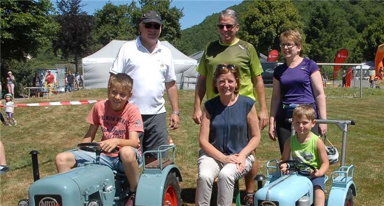 Als Überraschungsgast tauchte Ministerpräsidentin Malu Dreyer in Ettersdorf auf und warbegeistert von den Eicher-Minitraktoren. Die Landtagsabgeordnete Tanja Machalet, ErsterBeigeordneter Andree Stein und Ortsvorsteher Karl Ortseifen (v.l.) begleiteten die Landeschefin.