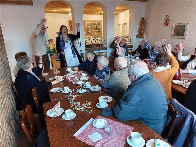 Als Überraschungsgast wurde die amtierende Klieburger (Wassenach) Prinzessin Elke I. (Drautzburg) als Koisdorfer Mädchen mit offenen Armen empfangen. Foto: privat