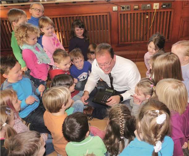 Als VG-Bürgermeister Jörg Lempertz Geschichten aus dem Alltag des Nikolaus´ erzählte, hingen die Kids förmlich an seinen Lippen.