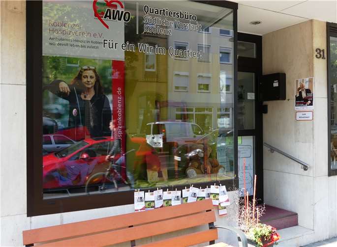 Als „Verein des Monats“ nutzt der Koblenzer Hospizverein e.V. im Mai das Schaufenster des AWO Quartiersbüro in der südlichen Vorstadt, um auf sein umfangreiches Portfolio für die Menschen im Quartier aufmerksam zu machen.Quelle: Koblenzer Hospizverein