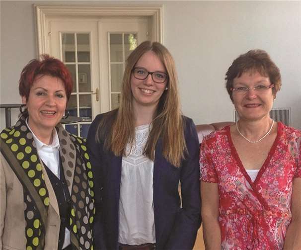 Als Vertreter der Realschule plus mit Fachoberschule Mendig gratulieren Doris Gunkel und Luise Sesterhenn Ann-Sophie Mattern zu ihrer herausragenden Leistung.