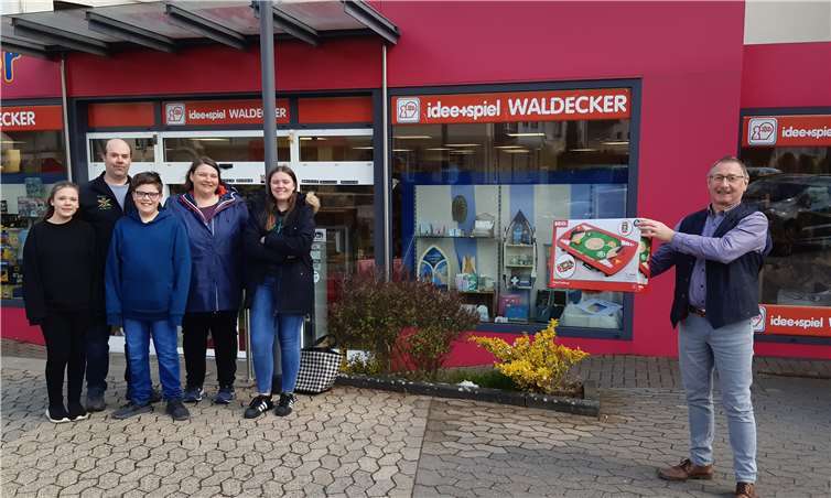 Als Vertreter der Werbegemeinschaft VG Mendig überreicht Olaf Waldecker ein Spiel als Sonderpreis für das kreativste Selfie an Fam. Reutelsterz. Fotos: privat