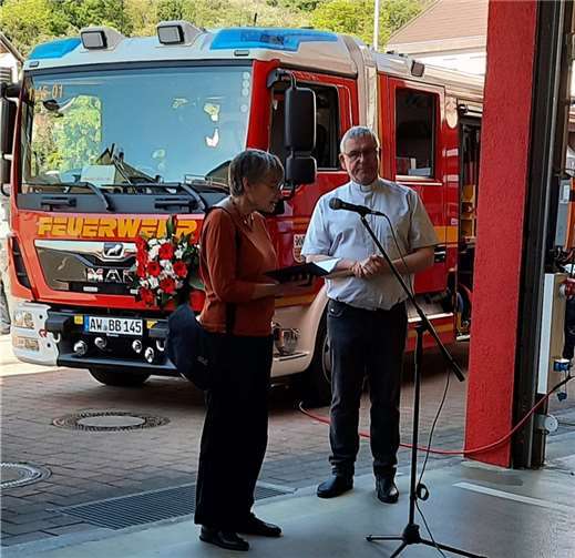 Als Vertreter der christlichen Kirchen sprachen Pastor Günter Marmann und Pfarrerin Inge Gaebel ihre Segensworte, um das Fahrzeug feierlich in Dienst zu setzen.