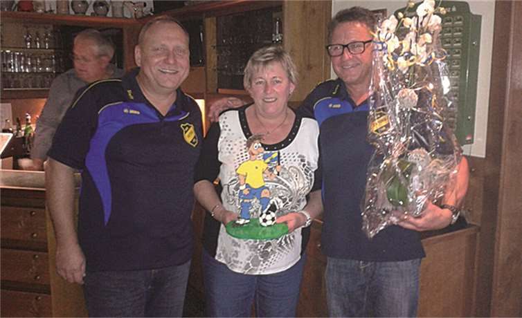 Als Vertreter des SV Viktoria gratulierten der 1. Kassierer Stephan Hollerbach (l.) und der 1. Vorsitzende Harald Piroth der Vereinswirtin Angelika. privat