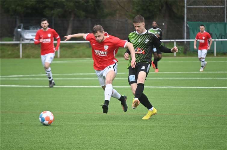 Als Vertreter von Milan Rawert zeigte Nikolas Groß (rechts) trotz der drei Gegentore gegen die FSG Ehrang (links Jonas Amberg) eine starke Partie. Foto: SK