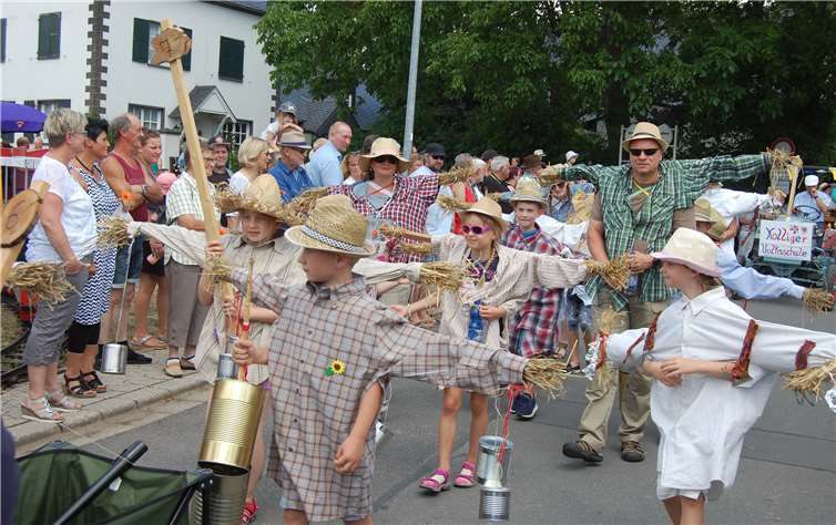 Als Vogelscheuchen zeigte sich der Nachwuchs aus der Grundschule. Fotos:SK