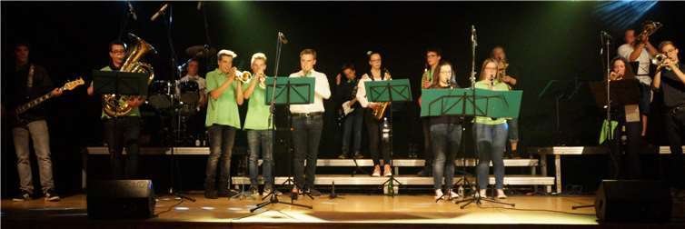 Als Vorgruppe der Räuber brachte das Weiberner Chaos - Orchester das Publikum in Stimmung.