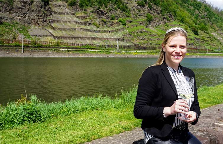 Als Weinprinzessin hat sie Erfahrung gesammelt, nun möchte AnnaBaumann als Weinkönigin Oberfell und seinen Wein repräsentieren.