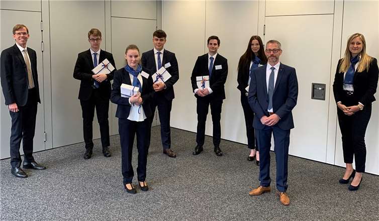 Als Willkommensgeschenk überreichte der Vorstand den Auszubildenden ein neues iPad. V.l.: Michael Kuch (Vorstand VR Bank Rhein-Mosel eG), Joshua Dannenberg, Leonie Zimmermann, Florian Schwab-Gerl, Constantin Caspers, Lara Maria Supan, Matthias Herfurth (Vorstand VR Bank Rhein-Mosel eG), Stefanie Ullner (Personalabteilung).Foto: VR Bank