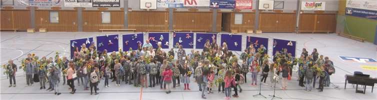 Als Willkommensgruß erhielt jedes Kind eine Sonnenblume.privat