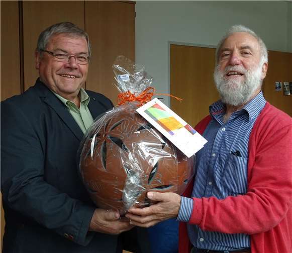 Als Zeichen der Anerkennung gestalteten die Bewohnerinnen und Bewohner dem langjährigen Freund des Hauses eine riesige Keramikkugel. privat