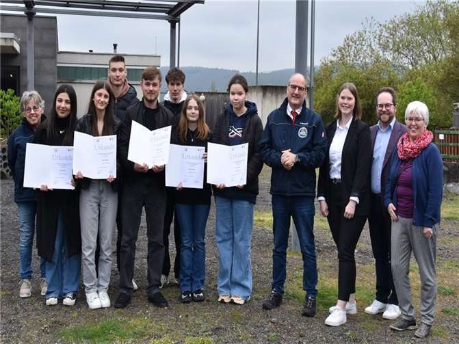 Als Zeichen der Wertschätzung und Anerkennung erhielt jede Schulsanitäterin und jeder Schulsanitäter zur Ehrung eine Urkunde. Foto: privat