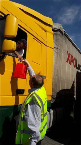 Als Zeichen der Wertschätzung wurde den Fernfahrern ein kleines Osterpräsent überreicht. Fotos: privat