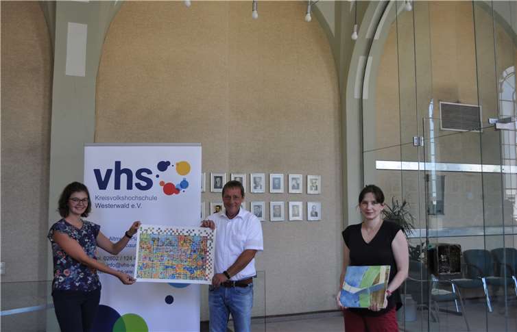 Als Zeichen der bestandenen Retestierung wurde die Kvhs im Juli 2020 erneut mit dem Testat der „Lernorientierten Qualitätstestierung in der Aus-, Fort-, und Weiterbildung“ LQW ausgezeichnet. Das LQW-Testat wurde speziell für die Erwachsenenbildung entwickelt und wird für 4 Jahre ausgestellt. Katharina Schauerte (Gutachterin con!flex Qualitätssicherung), Landrat Achim Schwickert, Alexandra Tschesche (Leiterin Kvhs) bei der Zertifikatsübergabe. Foto: Pressestelle der Kreisverwaltun