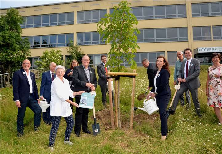 Als Zeichen gegen Antisemitismus und Rechtsextremismus wurde der Anne Frank Baum vor der Schule gepflanzt.Foto: JEHOFF
